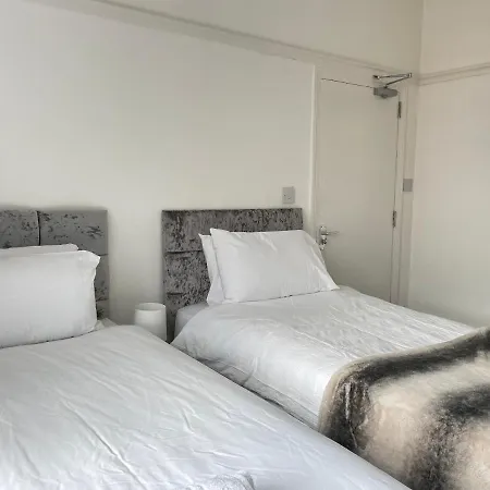 بيت ضيافة St Peter's Shared House *